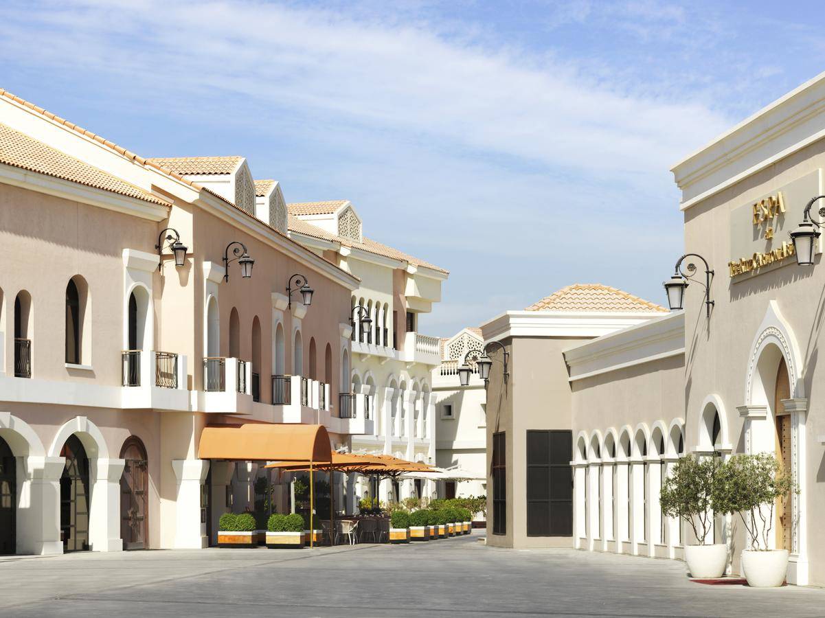 The ritz carlton abu dhabi. Ритц Карлтон Абу Даби. Отель в Абу Даби Ritz Carlton. The Ritz Carlton Abu Dhabi, Grand canal. Venetian Village Abu Dhabi.