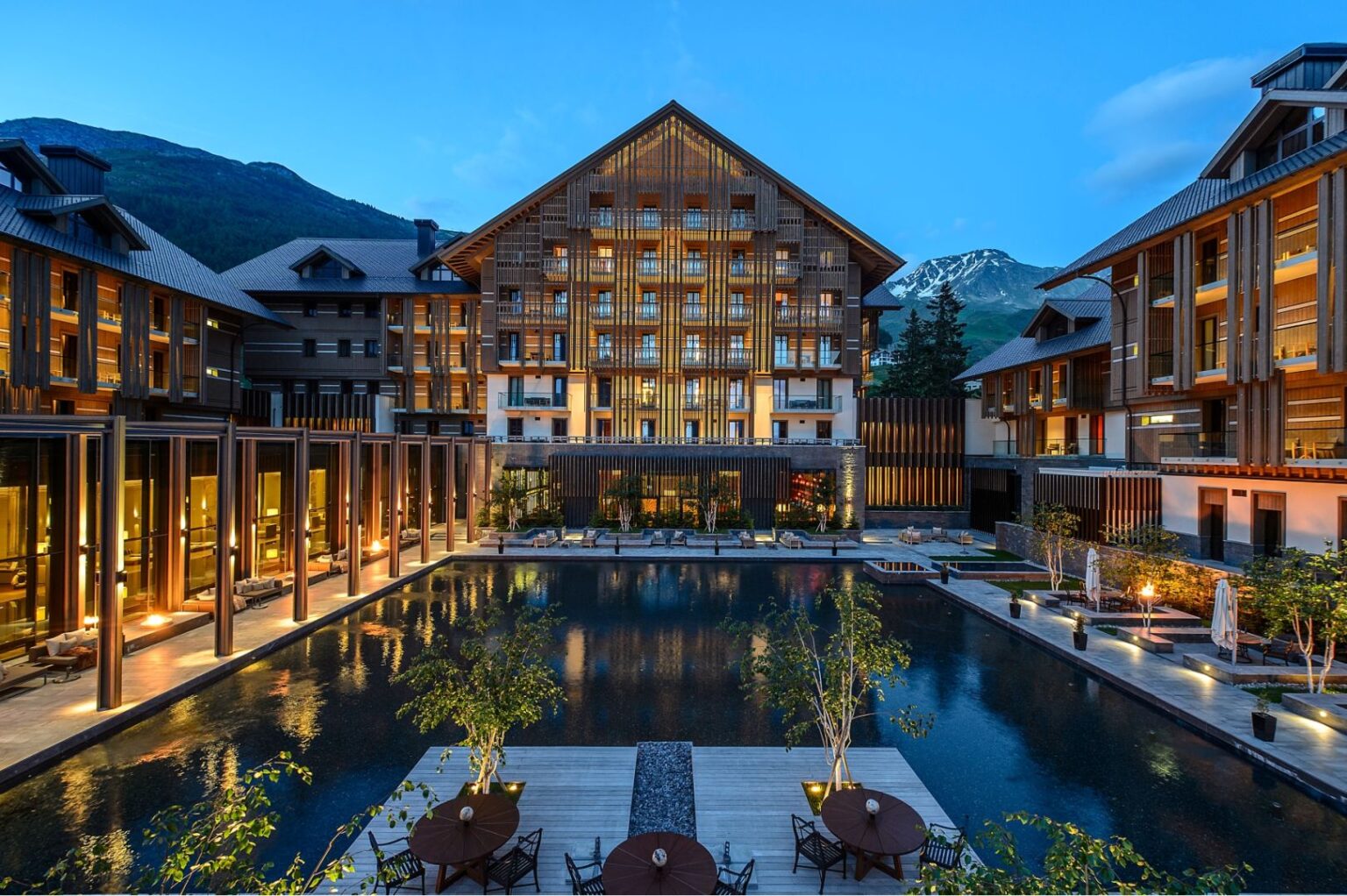 The Chedi Andermatt – Dziedziniec hotelu wieczorem