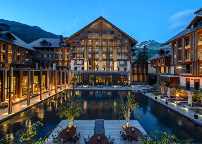 The Chedi Andermatt – Dziedziniec hotelu wieczorem