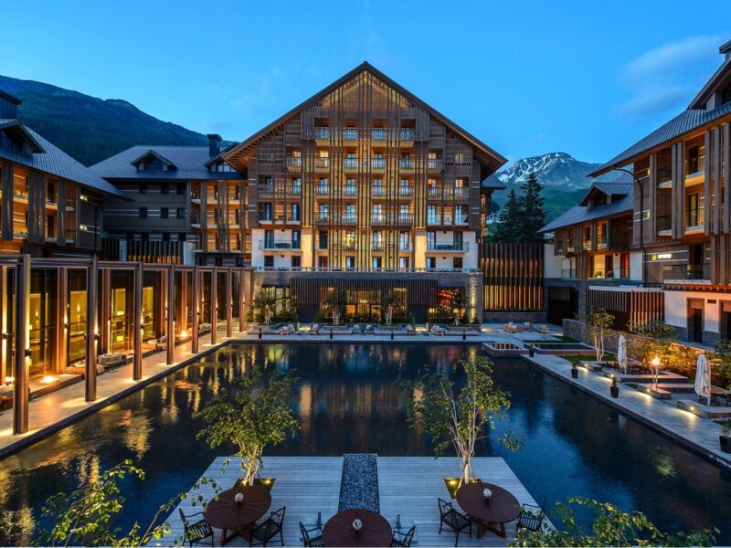 The Chedi Andermatt – Dziedziniec hotelu wieczorem