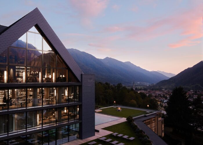 Lefay Resort & SPA Dolomiti – Resort o zmierzchu, widok na dolinę